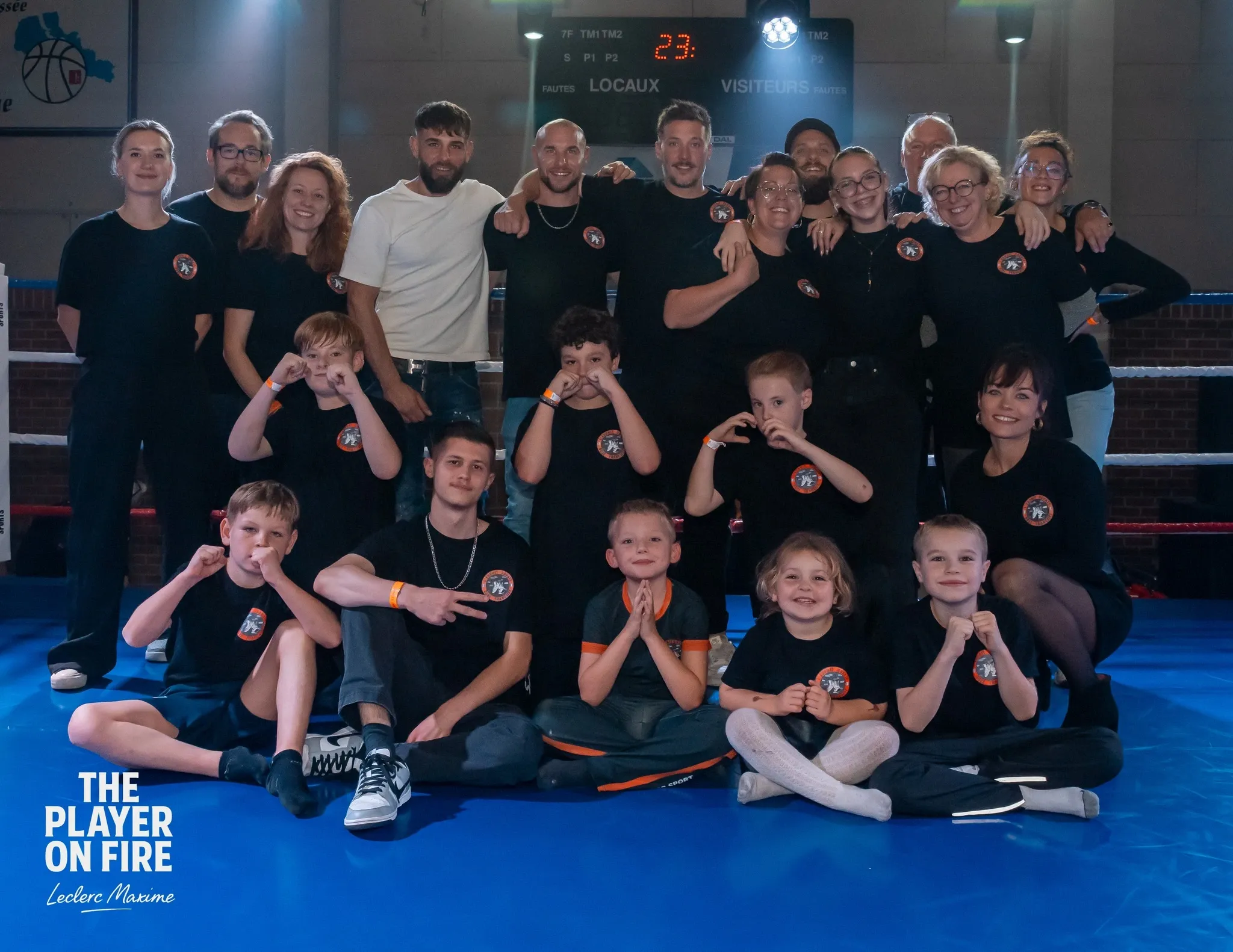 Les adhérents et coachs du club réunis sur le ring du Gymnase Gabriel Péri
