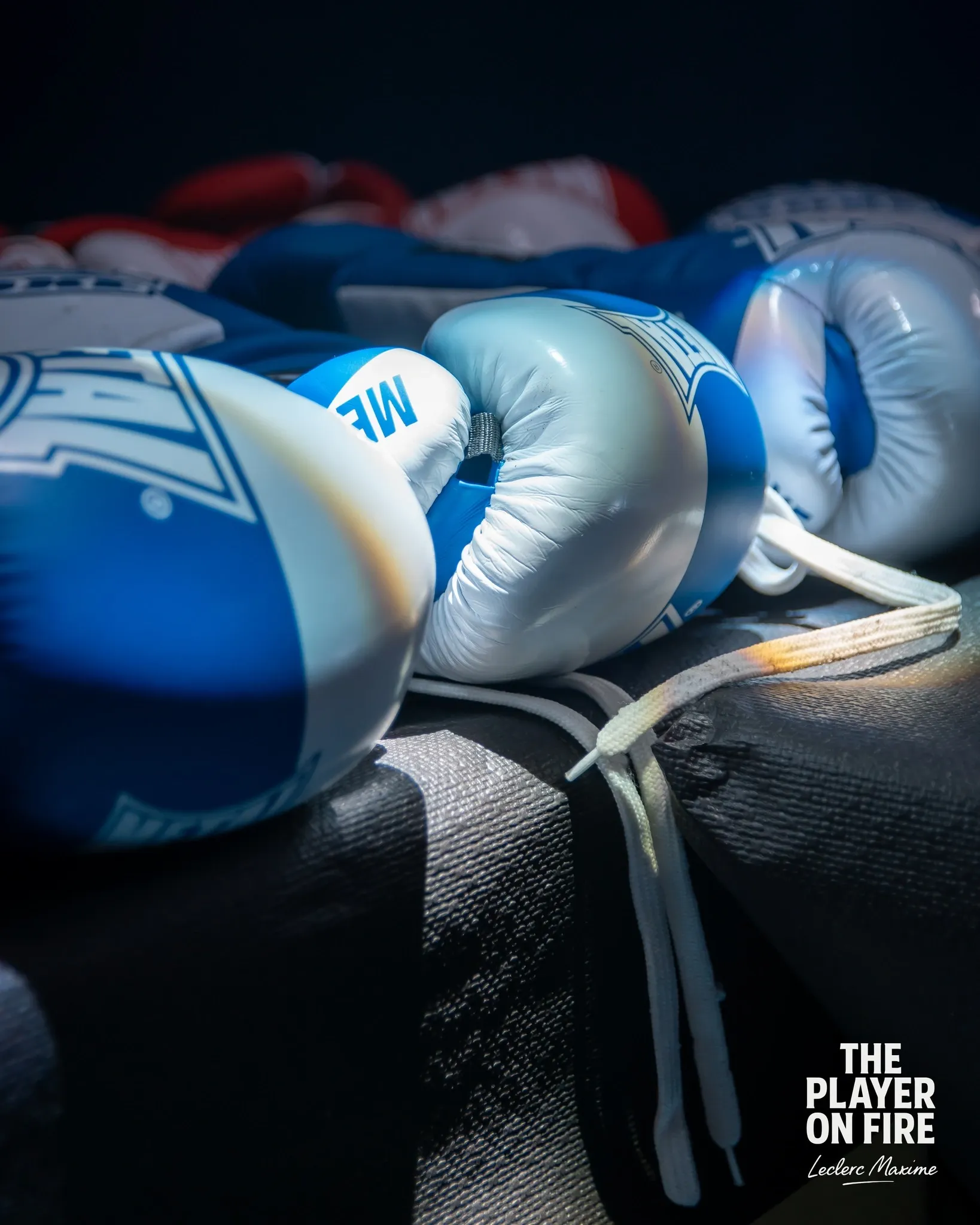 Gants de savate alignés au bord du ring
