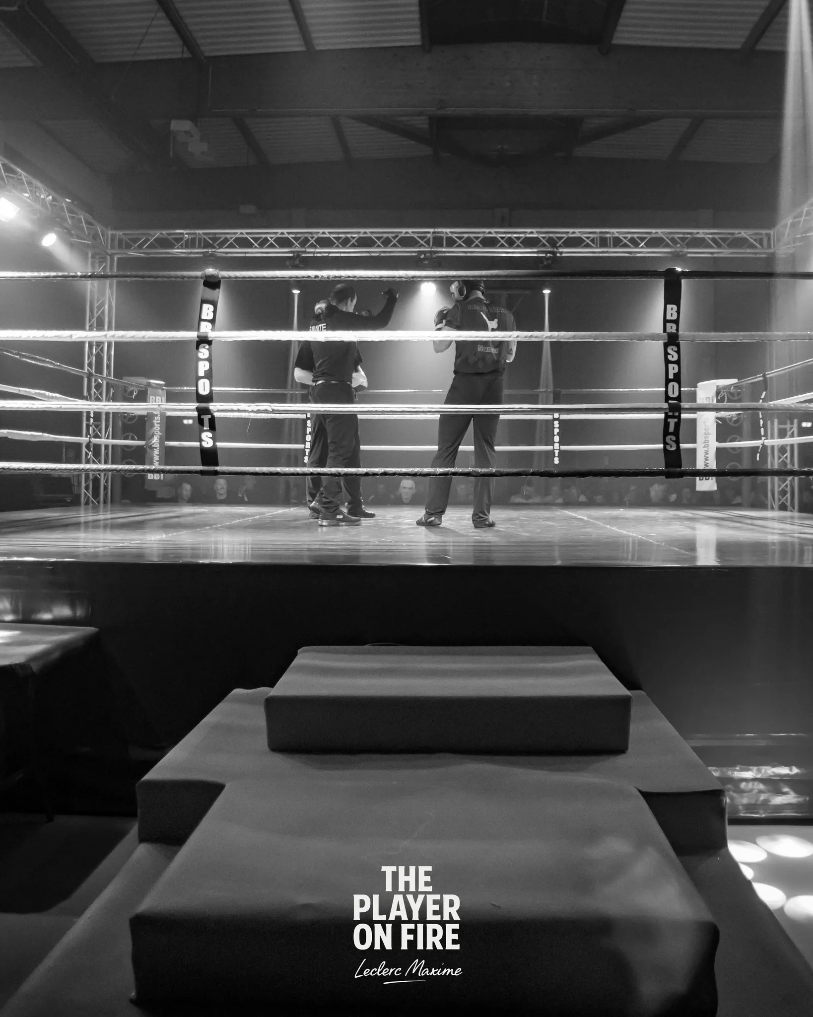 Le ring en noir et blanc lors d'un gala