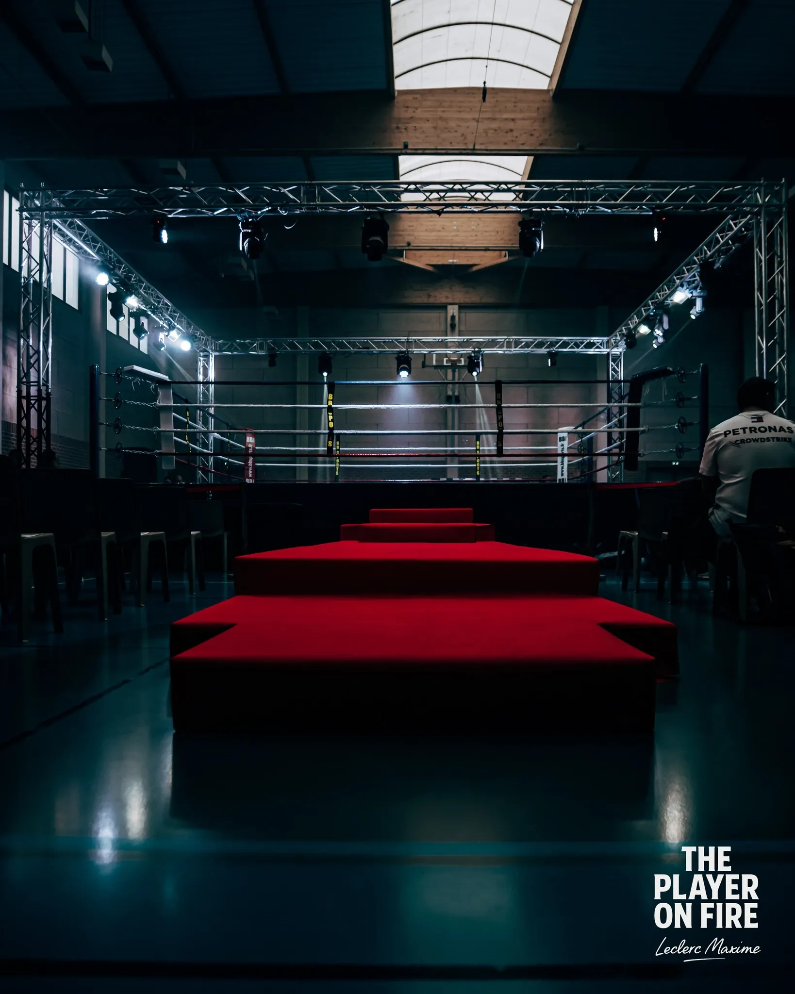 Le ring et le tapis rouge installés pour le gala