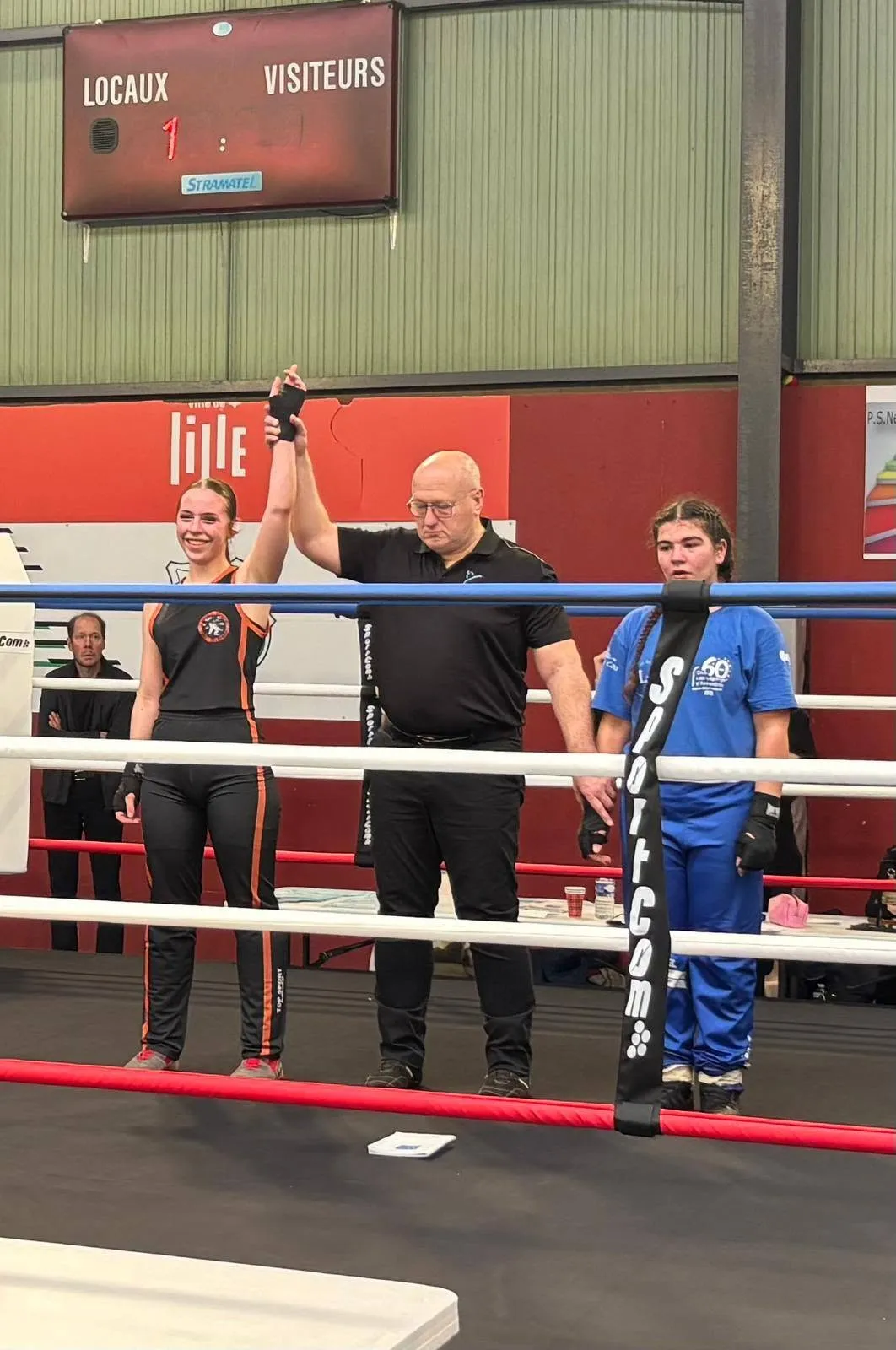 Moment de victoire, bras levé