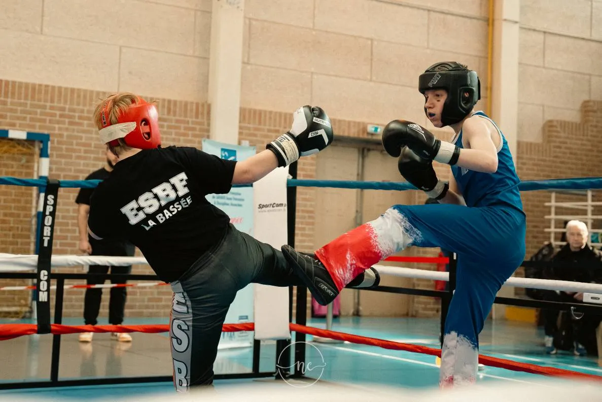 Jeunes en assaut sur le ring, fouetté