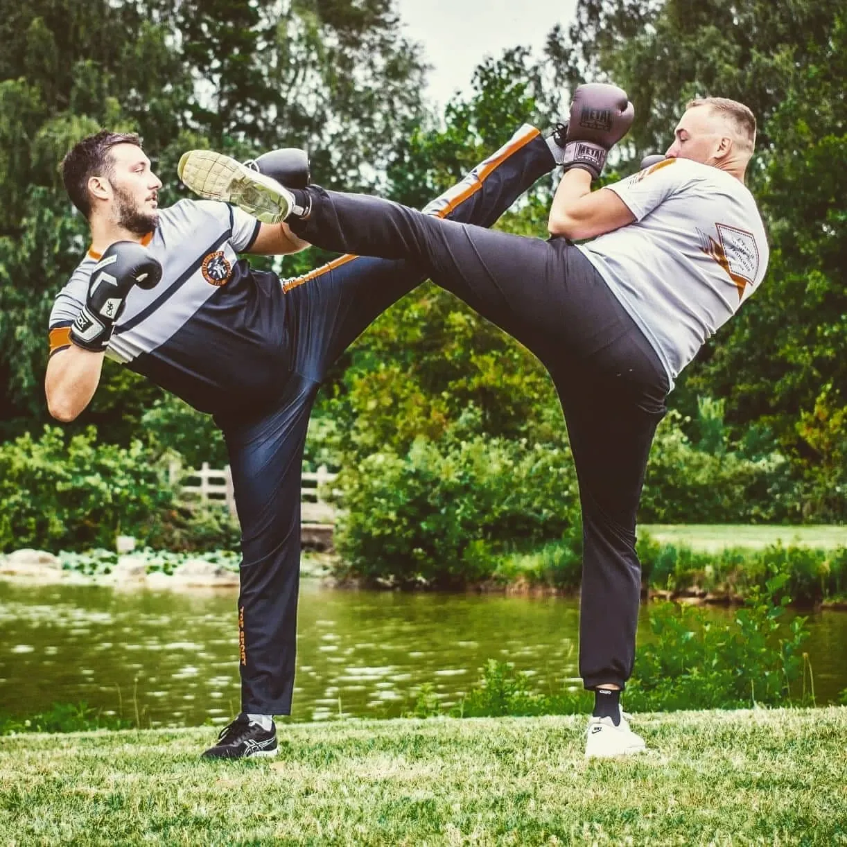 Pratiquant de savate boxe française en plein mouvement