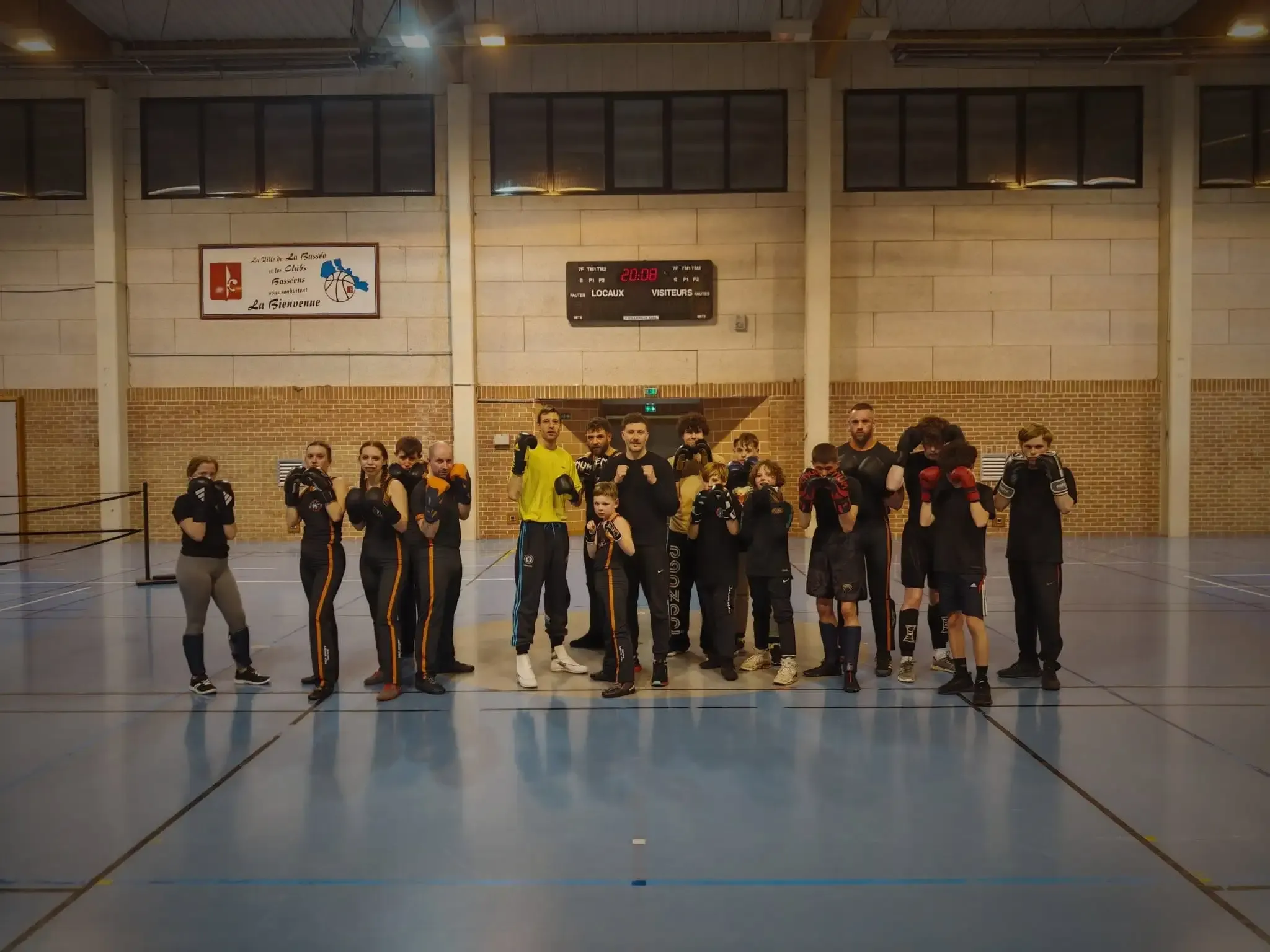 Le groupe du club en garde, gants aux poings