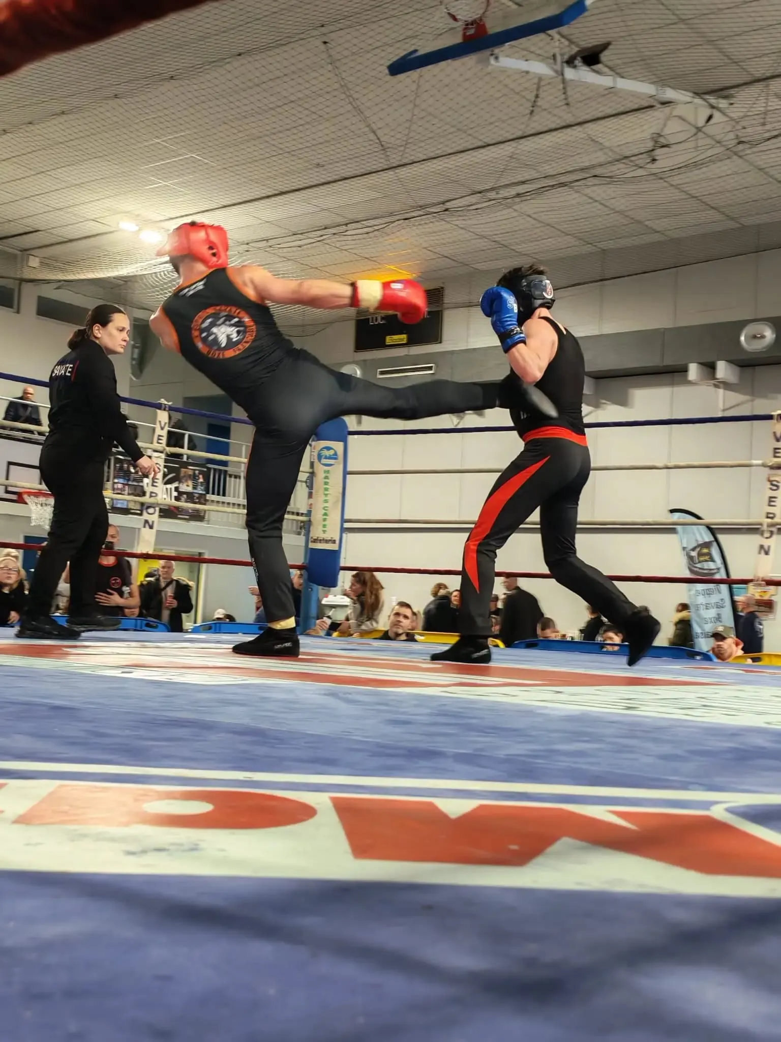 Assaut adultes sur le ring, fouetté haut