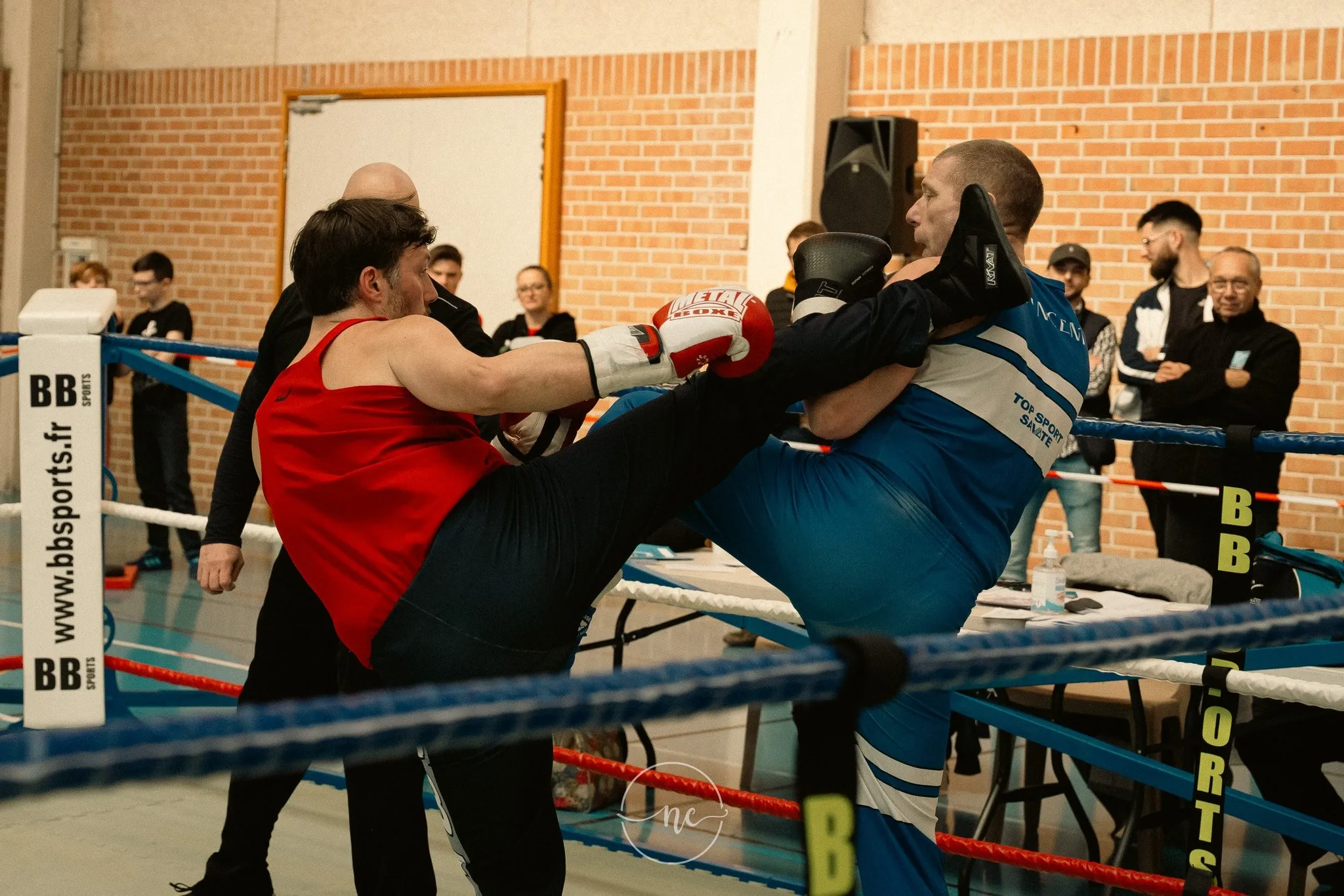 Combat en compétition devant le public
