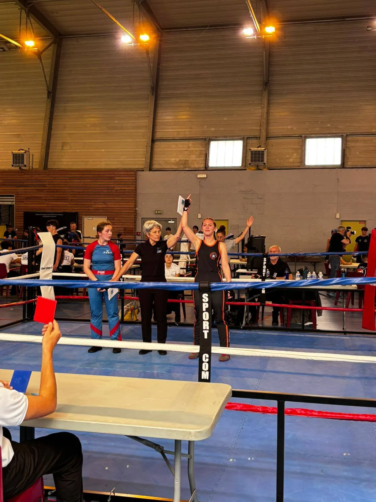 Victoire d'une compétitrice du club, bras levé par l'arbitre