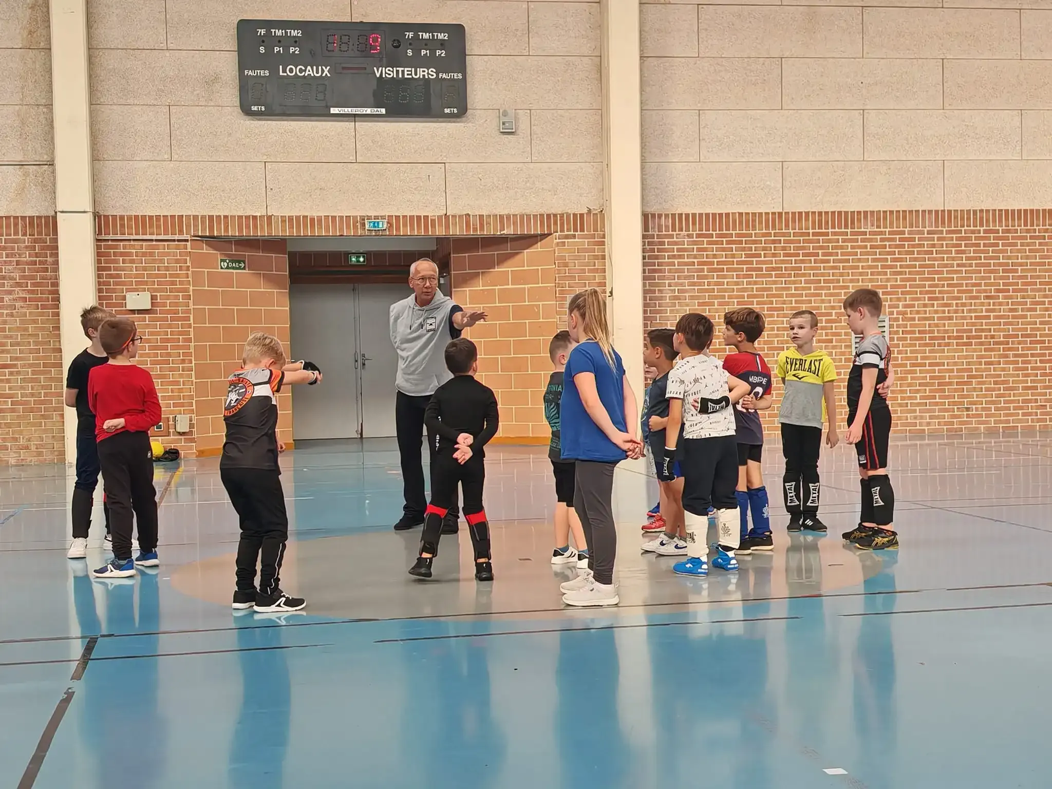 Cours enfants au gymnase, consignes du coach