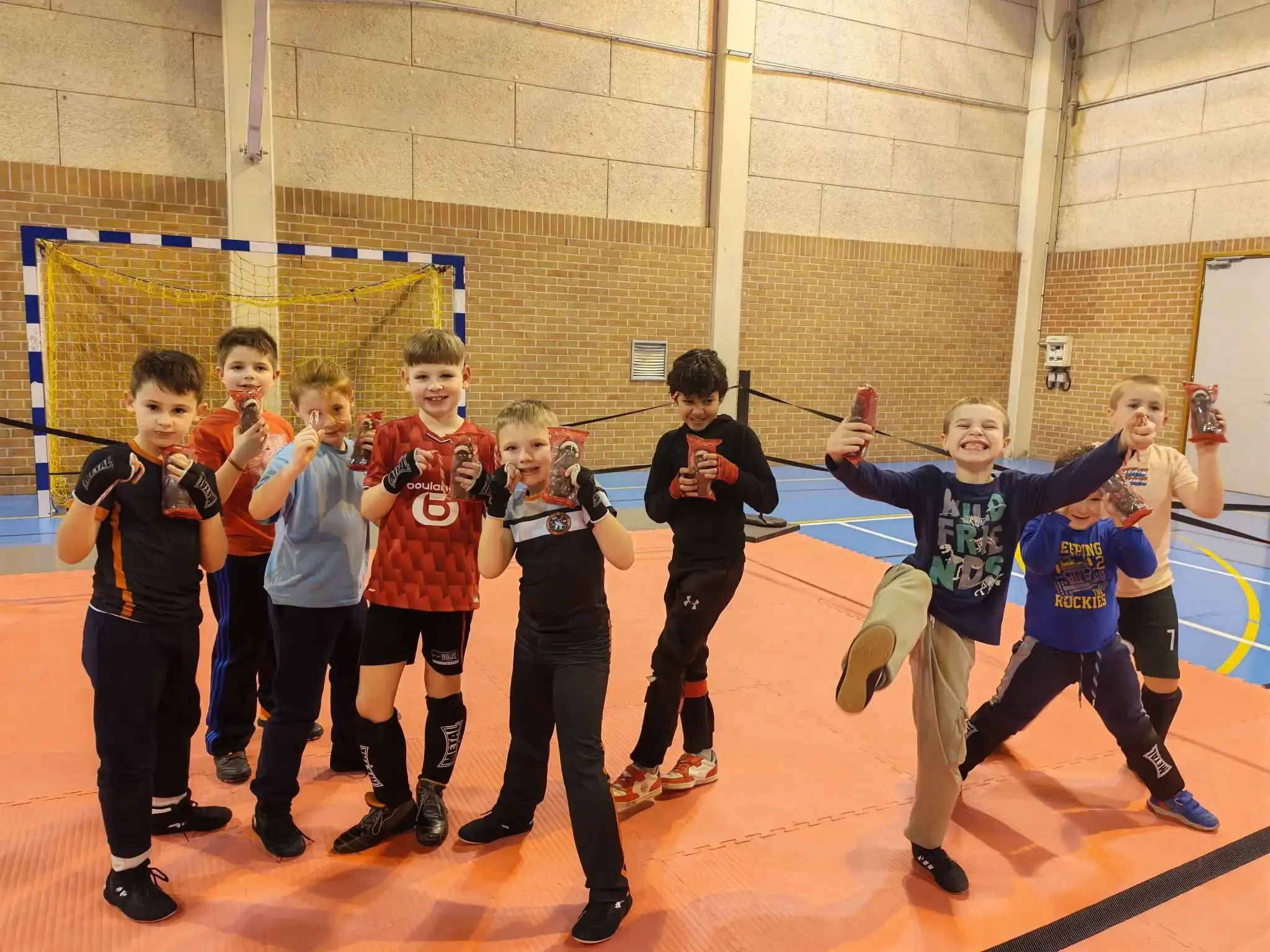 Groupe d'enfants gantés, cours de savate
