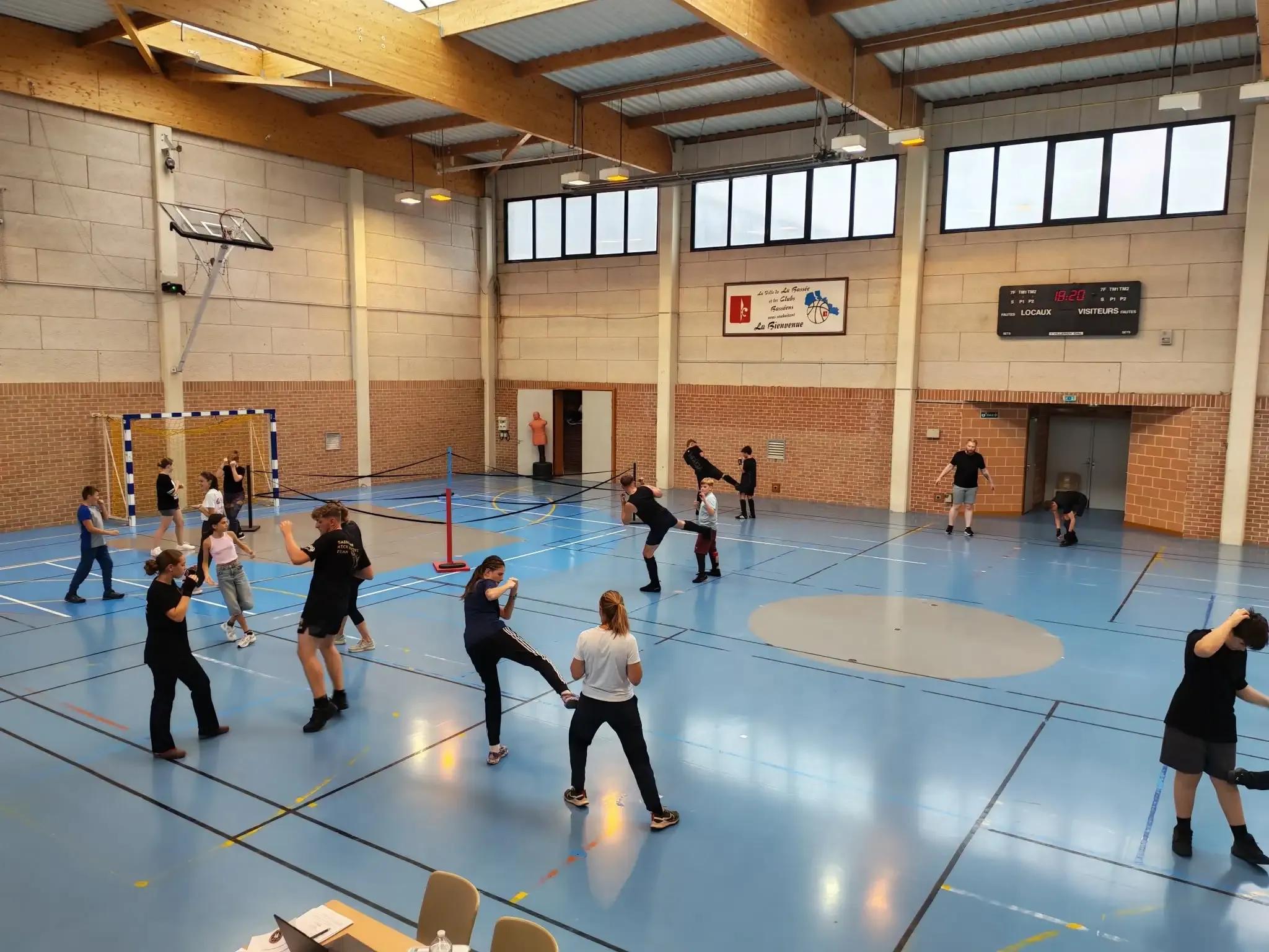 Entraînement collectif, fouetté haut au gymnase