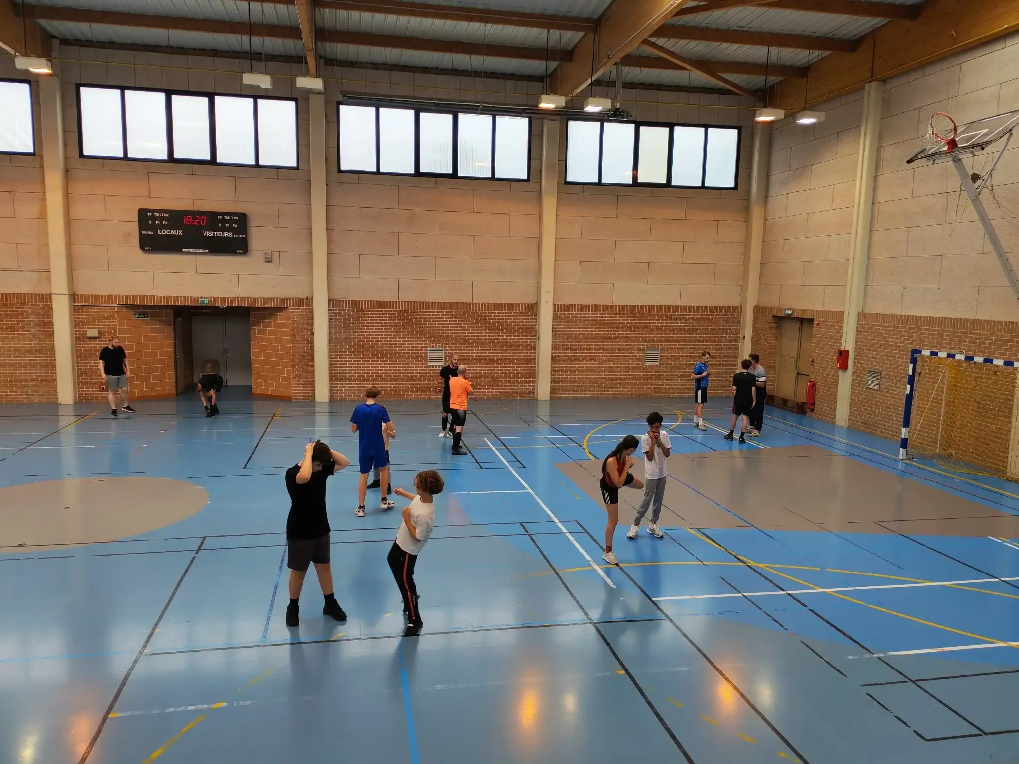 Séance technique de groupe au gymnase, travail des coups