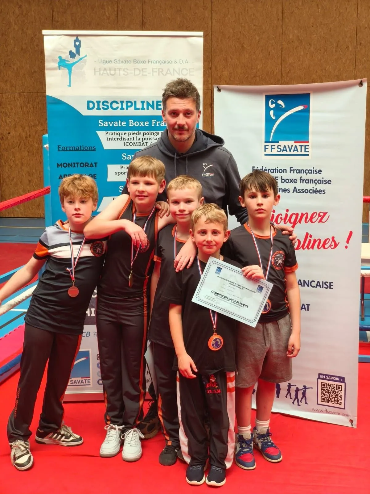 Groupe d'enfants médaillés avec leur coach