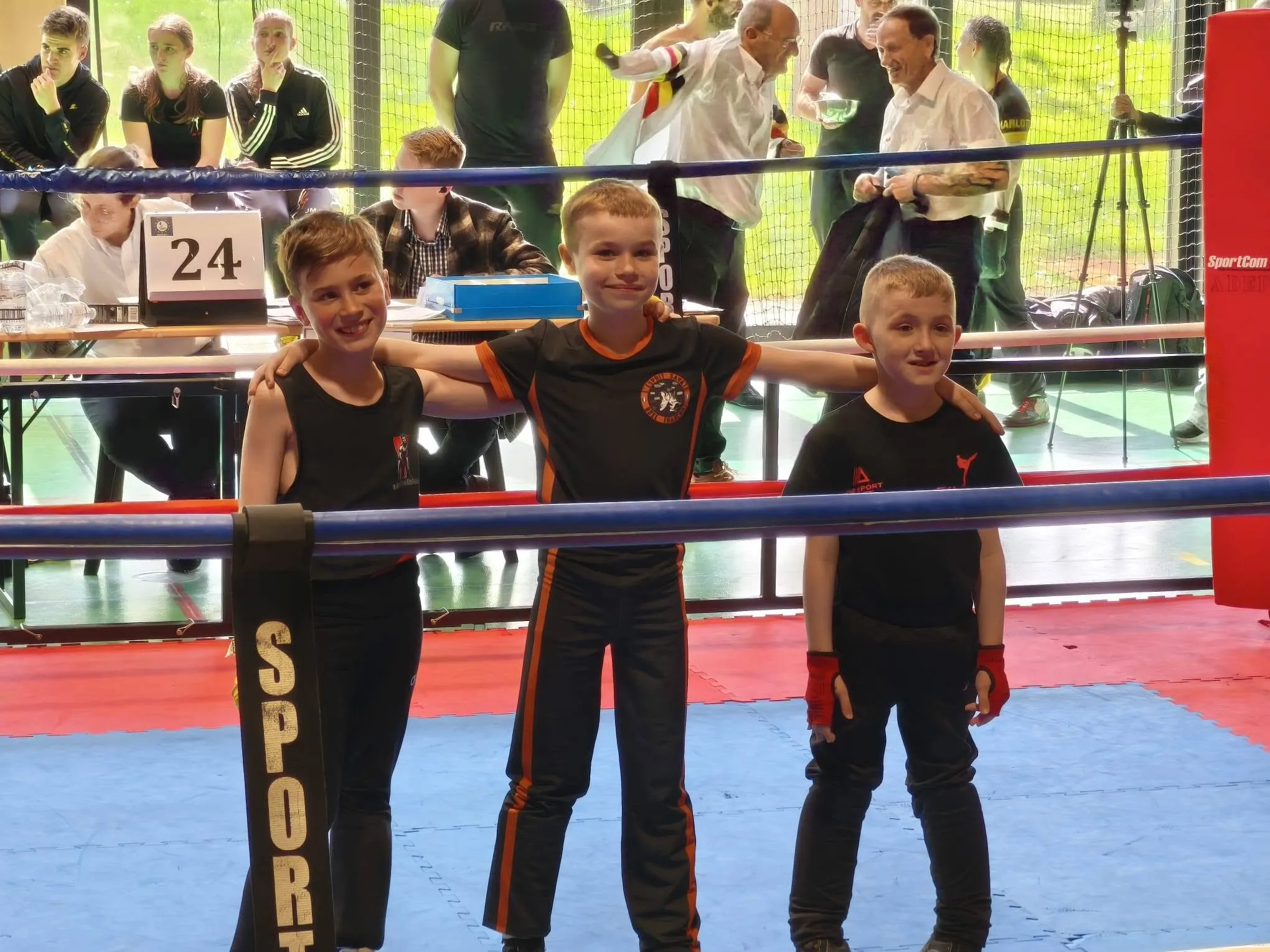 Jeunes du club posant dans le ring