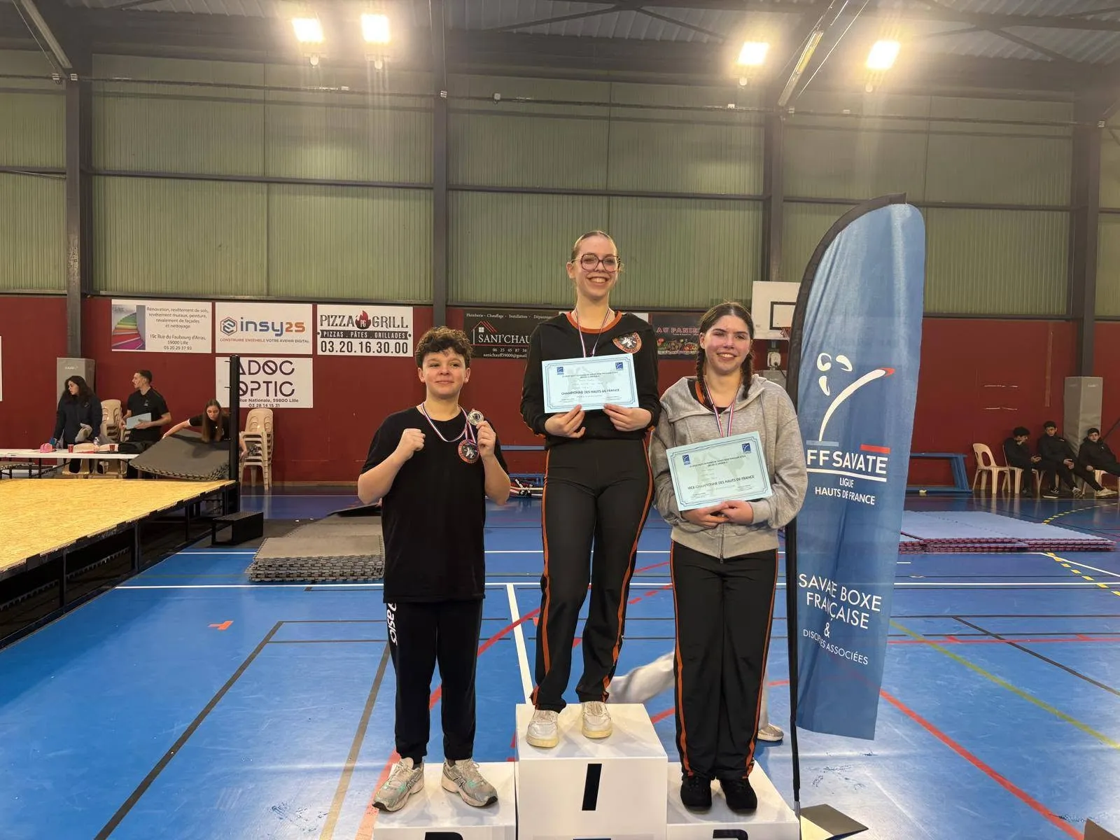 Jeunes du club sur le podium, diplômes et médailles